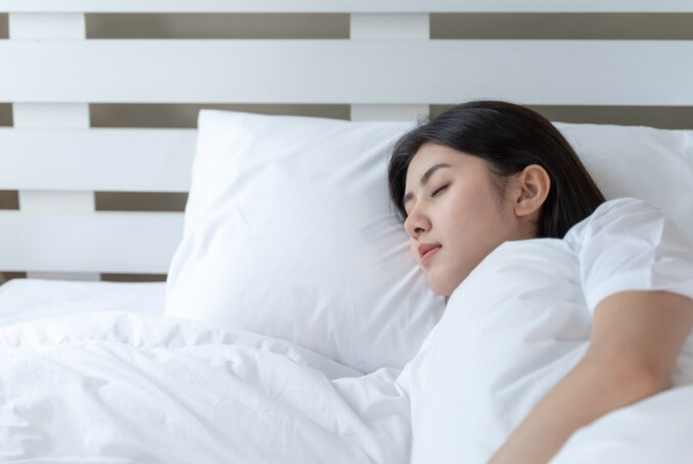一日の疲労を回復する時間、それが睡眠です。 睡眠中には成長ホルモンが分泌され、日中の運動で傷ついた筋肉を修復します。