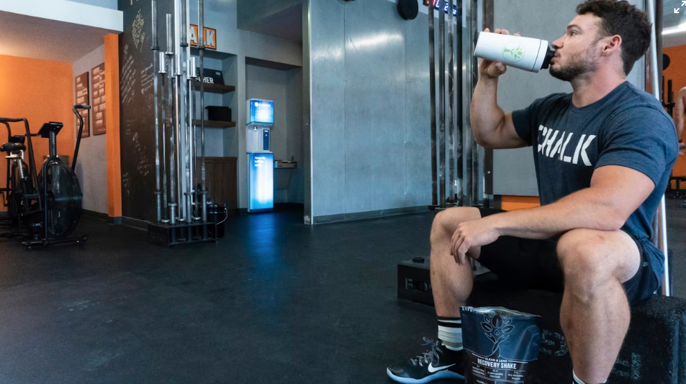 私たちが本当に向き合うべきなのは、 表面的な衰えではありません。 身体を構成する 約60兆個の細胞が“修復材料不足”に陥っている状態です。