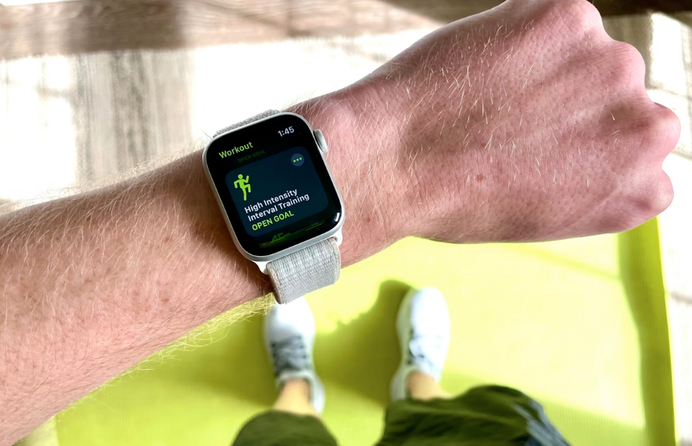 ピックルボールは、 年齢を重ねてもスピード感と駆け引きを楽しめる、稀有なスポーツをしている男性